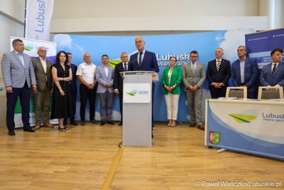 Marszałek Województwa Lubuskiego Marcin Jabłoński przemawia podczas konferencji prasowej dot. podpisania umowy o dofinansowanie projektu pod nazwą „Lubuskie Szkolnictwo Zawodowe dla Nowoczesnego Rynku Pracy”