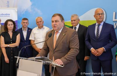 Wicemarszałek Województwa Lubuskiego Grzegorz Potęga przemawia podczas konferencji prasowej dot. podpisania umowy o dofinansowanie projektu pod nazwą „Lubuskie Szkolnictwo Zawodowe dla Nowoczesnego Rynku Pracy”