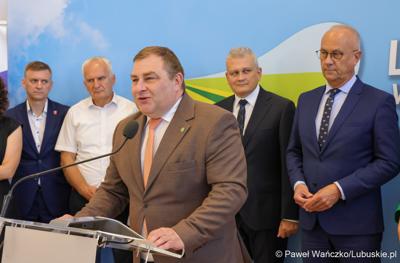Wicemarszałek Województwa Lubuskiego Grzegorz Potęga przemawia podczas konferencji prasowej dot. podpisania umowy o dofinansowanie projektu pod nazwą „Lubuskie Szkolnictwo Zawodowe dla Nowoczesnego Rynku Pracy”