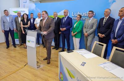 Wicemarszałek Województwa Lubuskiego Grzegorz Potęga przemawia podczas konferencji prasowej dot. podpisania umowy o dofinansowanie projektu pod nazwą „Lubuskie Szkolnictwo Zawodowe dla Nowoczesnego Rynku Pracy”