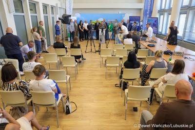 Uczestnicy konferencji prasowej dot. podpisania umowy o dofinansowanie projektu pod nazwą „Lubuskie Szkolnictwo Zawodowe dla Nowoczesnego Rynku Pracy”