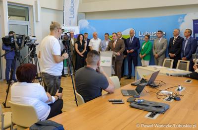 Uczestnicy konferencji prasowej dot. podpisania umowy o dofinansowanie projektu pod nazwą „Lubuskie Szkolnictwo Zawodowe dla Nowoczesnego Rynku Pracy”