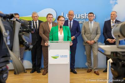 Kamila Szwajkowska – Dyrektorka Zachodniej Izby Przemysłowo-Handlowej przemawia podczas konferencji prasowej dot. podpisania umowy o dofinansowanie projektu pod nazwą „Lubuskie Szkolnictwo Zawodowe dla Nowoczesnego Rynku Pracy”