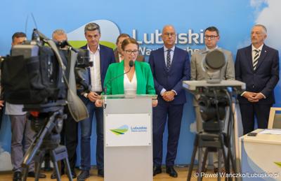 Kamila Szwajkowska – Dyrektorka Zachodniej Izby Przemysłowo-Handlowej przemawia podczas konferencji prasowej dot. podpisania umowy o dofinansowanie projektu pod nazwą „Lubuskie Szkolnictwo Zawodowe dla Nowoczesnego Rynku Pracy”

