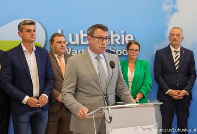 Jarosław Nieradka – Zastępca Przewodniczącego Organizacji Pracodawców Ziemi Lubuskiej przemawia podczas konferencji prasowej dot. podpisania umowy o dofinansowanie projektu pod nazwą „Lubuskie Szkolnictwo Zawodowe dla Nowoczesnego Rynku Pracy”