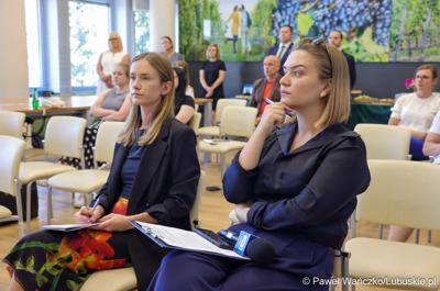 Uczestnicy konferencji prasowej dot. podpisania umowy o dofinansowanie projektu pod nazwą „Lubuskie Szkolnictwo Zawodowe dla Nowoczesnego Rynku Pracy”