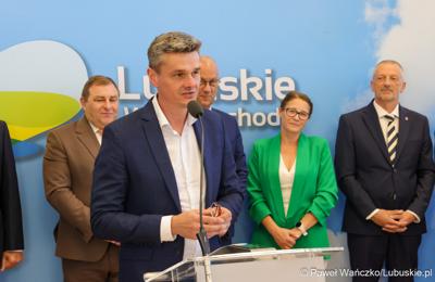 Wicemarszałek Województwa Lubuskiego Sebastian Ciemnoczołowski przemawia podczas konferencji prasowej dot. podpisania umowy o dofinansowanie projektu pod nazwą „Lubuskie Szkolnictwo Zawodowe dla Nowoczesnego Rynku Pracy”