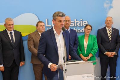 Wicemarszałek Województwa Lubuskiego Sebastian Ciemnoczołowski przemawia podczas konferencji prasowej dot. podpisania umowy o dofinansowanie projektu pod nazwą „Lubuskie Szkolnictwo Zawodowe dla Nowoczesnego Rynku Pracy”