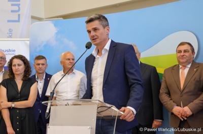 Wicemarszałek Województwa Lubuskiego Sebastian Ciemnoczołowski przemawia podczas konferencji prasowej dot. podpisania umowy o dofinansowanie projektu pod nazwą „Lubuskie Szkolnictwo Zawodowe dla Nowoczesnego Rynku Pracy”