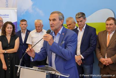 Tadeusz Pająk – Przewodniczący Zarządu Związku Powiatów Lubuskich przemawia podczas konferencji prasowej dot. podpisania umowy o dofinansowanie projektu pod nazwą „Lubuskie Szkolnictwo Zawodowe dla Nowoczesnego Rynku Pracy”