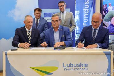 Uczestnicy konferencji prasowej dot. podpisania umowy o dofinansowanie projektu pod nazwą „Lubuskie Szkolnictwo Zawodowe dla Nowoczesnego Rynku Pracy”