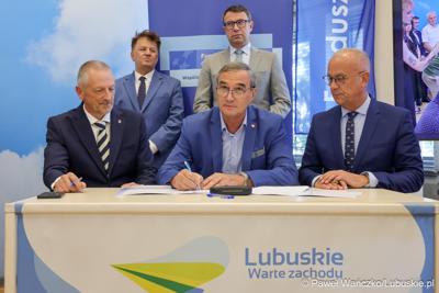 Uczestnicy konferencji prasowej dot. podpisania umowy o dofinansowanie projektu pod nazwą „Lubuskie Szkolnictwo Zawodowe dla Nowoczesnego Rynku Pracy”