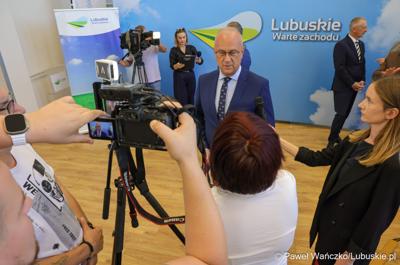 Uczestnicy konferencji prasowej dot. podpisania umowy o dofinansowanie projektu pod nazwą „Lubuskie Szkolnictwo Zawodowe dla Nowoczesnego Rynku Pracy”