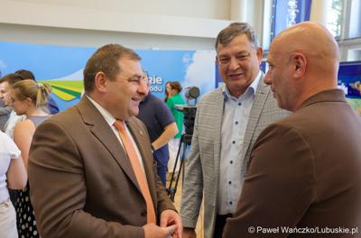 Uczestnicy konferencji prasowej dot. podpisania umowy o dofinansowanie projektu pod nazwą „Lubuskie Szkolnictwo Zawodowe dla Nowoczesnego Rynku Pracy”