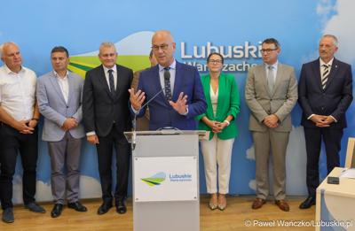 Marszałek Województwa Lubuskiego Marcin Jabłoński przemawia podczas konferencji prasowej dot. podpisania umowy o dofinansowanie projektu pod nazwą „Lubuskie Szkolnictwo Zawodowe dla Nowoczesnego Rynku Pracy”
