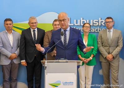 Marszałek Województwa Lubuskiego Marcin Jabłoński przemawia podczas konferencji prasowej dot. podpisania umowy o dofinansowanie projektu pod nazwą „Lubuskie Szkolnictwo Zawodowe dla Nowoczesnego Rynku Pracy”