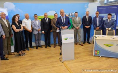 Marszałek Województwa Lubuskiego Marcin Jabłoński przemawia podczas konferencji prasowej dot. podpisania umowy o dofinansowanie projektu pod nazwą „Lubuskie Szkolnictwo Zawodowe dla Nowoczesnego Rynku Pracy”