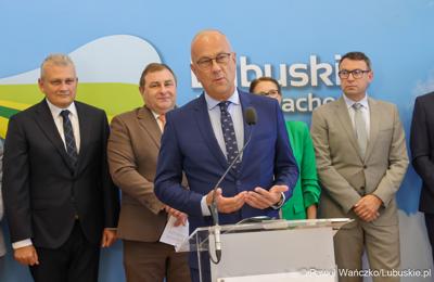 Marszałek Województwa Lubuskiego Marcin Jabłoński przemawia podczas konferencji prasowej dot. podpisania umowy o dofinansowanie projektu pod nazwą „Lubuskie Szkolnictwo Zawodowe dla Nowoczesnego Rynku Pracy”