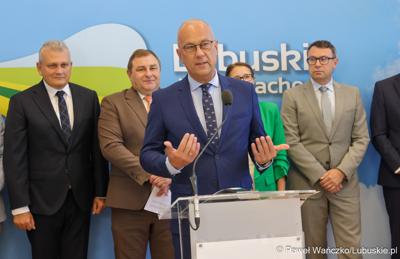 Marszałek Województwa Lubuskiego Marcin Jabłoński przemawia podczas konferencji prasowej dot. podpisania umowy o dofinansowanie projektu pod nazwą „Lubuskie Szkolnictwo Zawodowe dla Nowoczesnego Rynku Pracy”