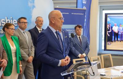 Marszałek Województwa Lubuskiego Marcin Jabłoński przemawia podczas konferencji prasowej dot. podpisania umowy o dofinansowanie projektu pod nazwą „Lubuskie Szkolnictwo Zawodowe dla Nowoczesnego Rynku Pracy”