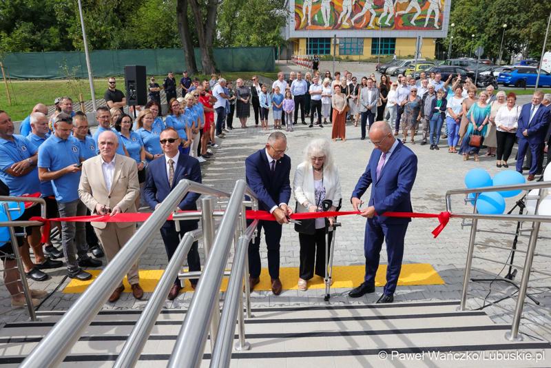 Przy ulicy Fabrycznej w Kostrzynie nad Odrą zaczął działać park wodny. W otwarciu obiektu 21 sierpnia 2024 r. uczestniczył marszałek województwa lubuskiego Marcin Jabłoński.