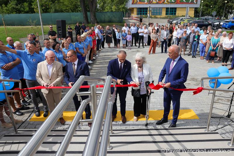 Przy ulicy Fabrycznej w Kostrzynie nad Odrą zaczął działać park wodny. W otwarciu obiektu 21 sierpnia 2024 r. uczestniczył marszałek województwa lubuskiego Marcin Jabłoński.