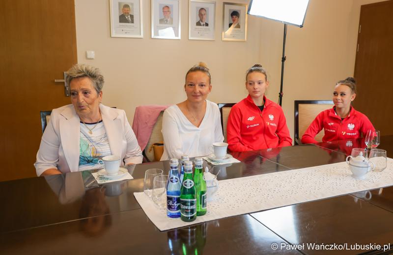 Marszałek Marcin Jabłoński spotkał się z reprezentantkami Zielonogórskiego Klubu Sportowego Akrobata – zawodniczkami Mają Kasprzak i Leną Blitek oraz trenerką Danutą Majewską i prezeską klubu Katarzyną Majewską-Kasprzak