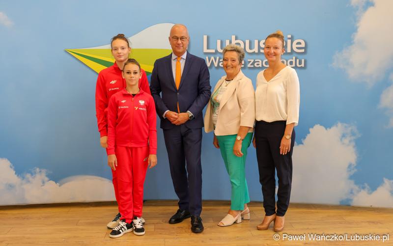 Marszałek Marcin Jabłoński spotkał się z reprezentantkami Zielonogórskiego Klubu Sportowego Akrobata – zawodniczkami Mają Kasprzak i Leną Blitek oraz trenerką Danutą Majewską i prezeską klubu Katarzyną Majewską-Kasprzak