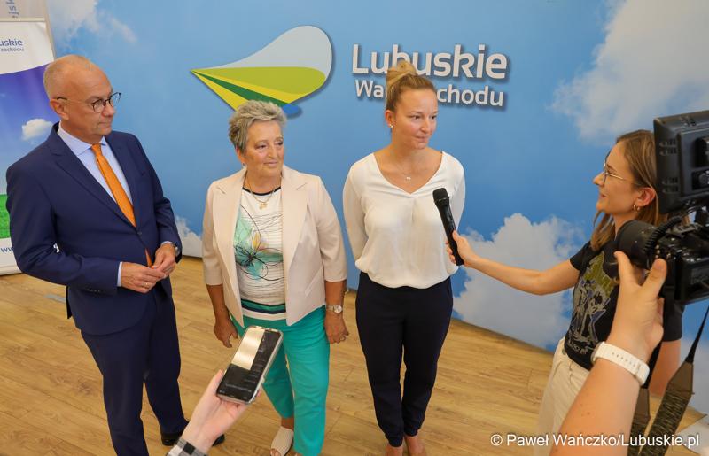 Marszałek Marcin Jabłoński, trenerka Danuta Majewska i prezeska Zielonogórskiego Klubu Sportowego Akrobata – Katarzyna Majewska-Kasprzak udzielają wywiadu lubuskim mediom
