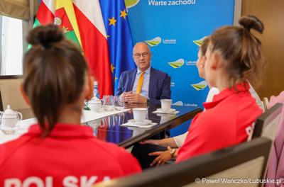 Marszałek Marcin Jabłoński spotkał się z reprezentantkami Zielonogórskiego Klubu Sportowego Akrobata – zawodniczkami Mają Kasprzak i Leną Blitek oraz trenerką Danutą Majewską i prezeską klubu Katarzyną Majewską-Kasprzak