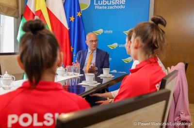 Marszałek Marcin Jabłoński spotkał się z reprezentantkami Zielonogórskiego Klubu Sportowego Akrobata – zawodniczkami Mają Kasprzak i Leną Blitek oraz trenerką Danutą Majewską i prezeską klubu Katarzyną Majewską-Kasprzak