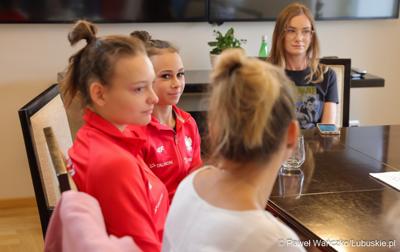 Marszałek Marcin Jabłoński spotkał się z reprezentantkami Zielonogórskiego Klubu Sportowego Akrobata – zawodniczkami Mają Kasprzak i Leną Blitek oraz trenerką Danutą Majewską i prezeską klubu Katarzyną Majewską-Kasprzak