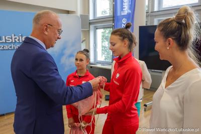 Marszałek Marcin Jabłoński spotkał się z reprezentantkami Zielonogórskiego Klubu Sportowego Akrobata – zawodniczkami Mają Kasprzak i Leną Blitek oraz trenerką Danutą Majewską i prezeską klubu Katarzyną Majewską-Kasprzak