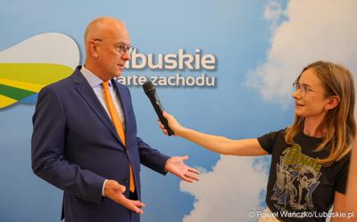 Marszałek Marcin Jabłoński udziela wywiadu lubuskim mediom 