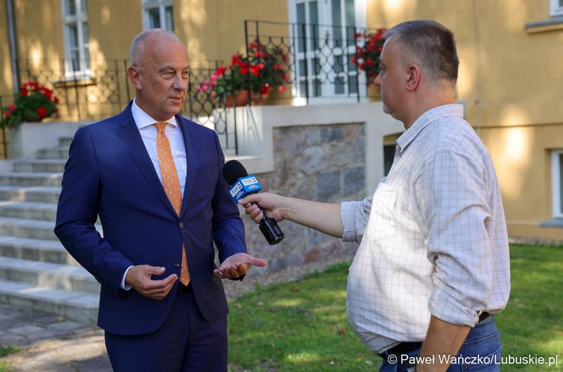Marszałek Marcin Jabłoński udziela wywiadu lubuskim mediom