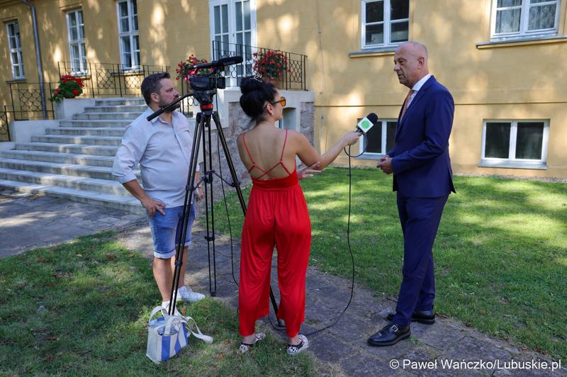 Marszałek Marcin Jabłoński udziela wywiadu mediom na Europejskich Targi Łowiectwa, Winiarstwa i Produktu Regionalnego ,,EKO – NATURA” w Gliśnie
