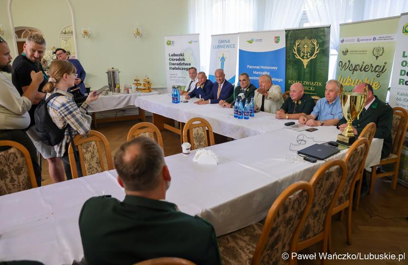 Uczestnicy Europejskich Targi Łowiectwa, Winiarstwa i Produktu Regionalnego ,,EKO – NATURA” w Gliśnie