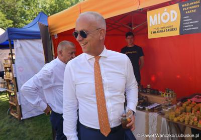 Marszałek Marcin Jabłoński na Europejskich Targi Łowiectwa, Winiarstwa i Produktu Regionalnego ,,EKO – NATURA” w Gliśnie 