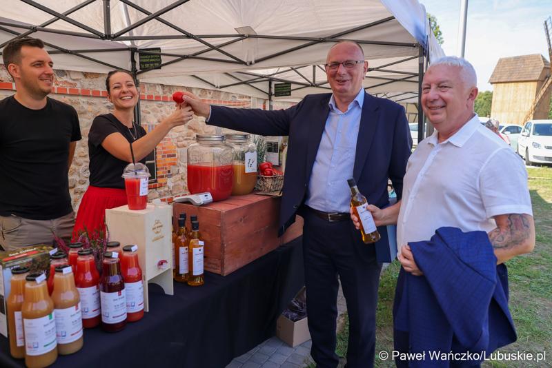 W Zagrodzie Kamiennej skansenu w Zielonej Górze-Ochli świętowano jubileusz 10-lecia istnienia Twojego Zielonego Targu. Gościem wydarzenia był członek zarządu województwa lubuskiego Zbigniew Kołodziej.