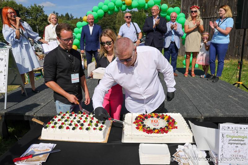 W Zagrodzie Kamiennej skansenu w Zielonej Górze-Ochli świętowano jubileusz 10-lecia istnienia Twojego Zielonego Targu. Gościem wydarzenia był członek zarządu województwa lubuskiego Zbigniew Kołodziej.