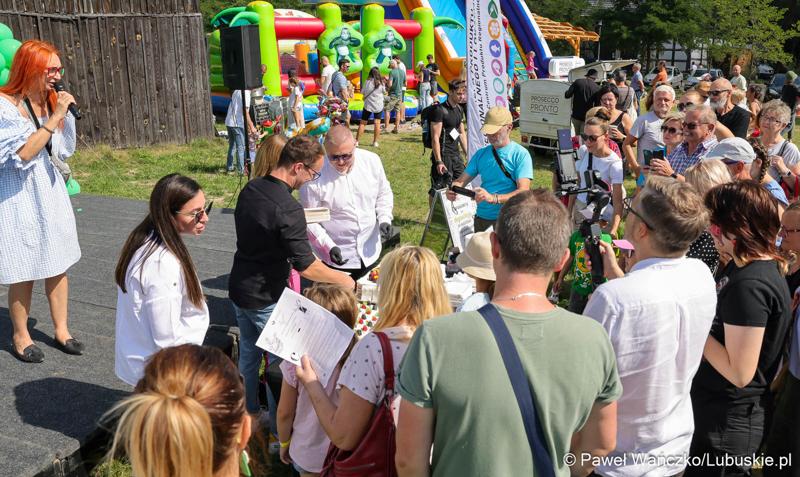 W Zagrodzie Kamiennej skansenu w Zielonej Górze-Ochli świętowano jubileusz 10-lecia istnienia Twojego Zielonego Targu. Gościem wydarzenia był członek zarządu województwa lubuskiego Zbigniew Kołodziej.
