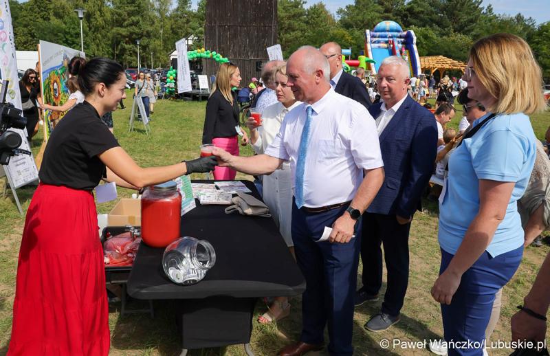 W Zagrodzie Kamiennej skansenu w Zielonej Górze-Ochli świętowano jubileusz 10-lecia istnienia Twojego Zielonego Targu. Gościem wydarzenia był członek zarządu województwa lubuskiego Zbigniew Kołodziej.