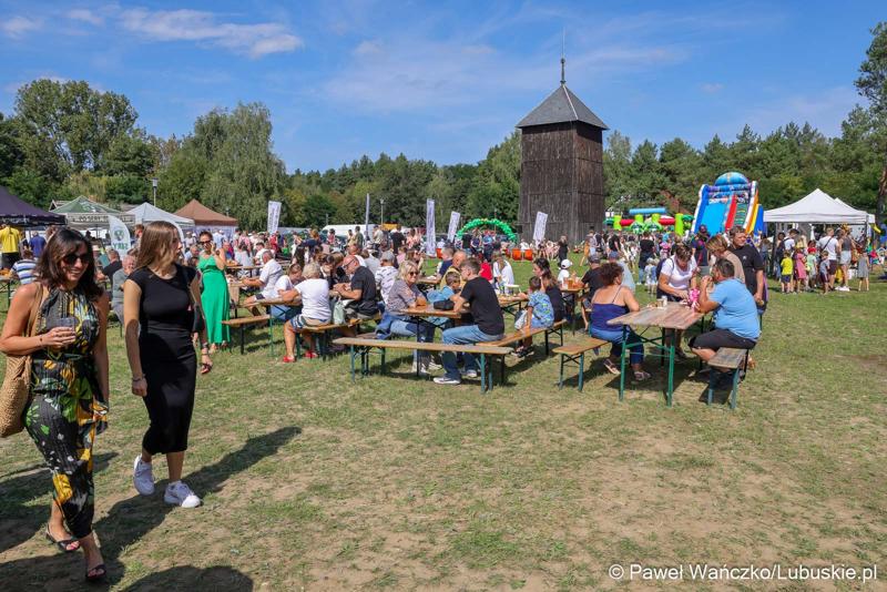 W Zagrodzie Kamiennej skansenu w Zielonej Górze-Ochli świętowano jubileusz 10-lecia istnienia Twojego Zielonego Targu. Gościem wydarzenia był członek zarządu województwa lubuskiego Zbigniew Kołodziej.