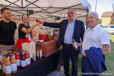 W Zagrodzie Kamiennej skansenu w Zielonej Górze-Ochli świętowano jubileusz 10-lecia istnienia Twojego Zielonego Targu. Gościem wydarzenia był członek zarządu województwa lubuskiego Zbigniew Kołodziej. 