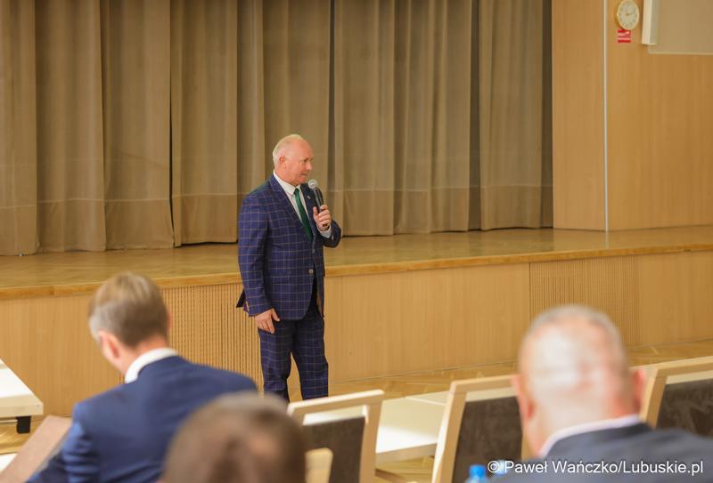 Członek zarządu woj. lubuskiego Zbigniew Kołodziej przemawia do uczestników spotkania konsultacyjnego dotyczącego projektu dokumentu pn. „Plan gospodarki odpadami dla województwa lubuskiego na lata 2024-2030 wraz z planem inwestycyjnym