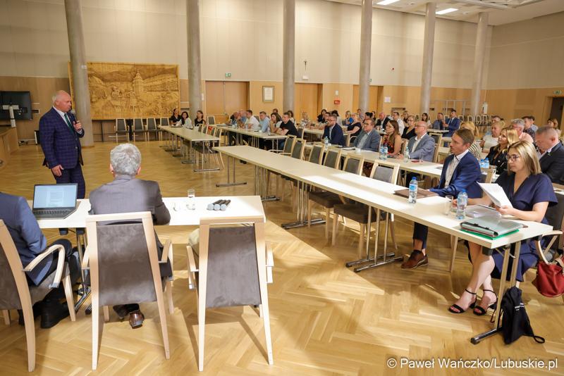Uczestnicy spotkania konsultacyjnego dotyczącego projektu dokumentu pn. „Plan gospodarki odpadami dla województwa lubuskiego na lata 2024-2030 wraz z planem inwestycyjnym