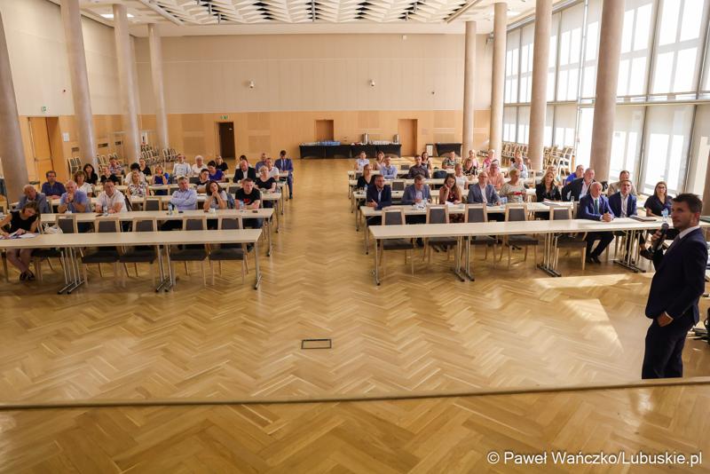 Uczestnicy spotkania konsultacyjnego dotyczącego projektu dokumentu pn. „Plan gospodarki odpadami dla województwa lubuskiego na lata 2024-2030 wraz z planem inwestycyjnym