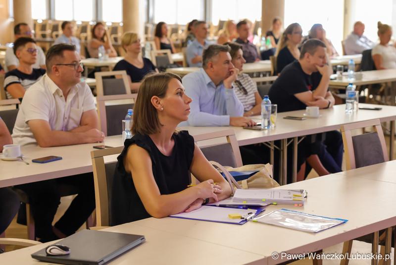 Uczestnicy spotkania konsultacyjnego dotyczącego projektu dokumentu pn. „Plan gospodarki odpadami dla województwa lubuskiego na lata 2024-2030 wraz z planem inwestycyjnym
