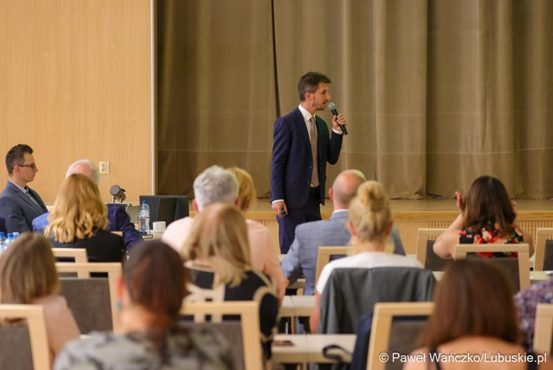 Uczestnicy spotkania konsultacyjnego dotyczącego projektu dokumentu pn. „Plan gospodarki odpadami dla województwa lubuskiego na lata 2024-2030 wraz z planem inwestycyjnym