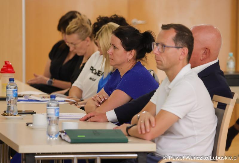 Uczestnicy spotkania konsultacyjnego dotyczącego projektu dokumentu pn. „Plan gospodarki odpadami dla województwa lubuskiego na lata 2024-2030 wraz z planem inwestycyjnym